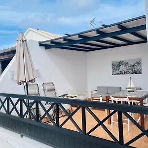 Con Amplia Terraza En La Playa Apartment